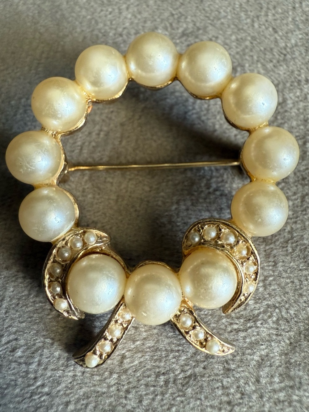 Pearl Bow Circle Brooch - Gold Tone